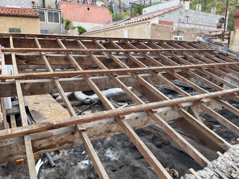 Carrousel 1 article rénovation charpente Vallon des Auffes - Birgy couverture