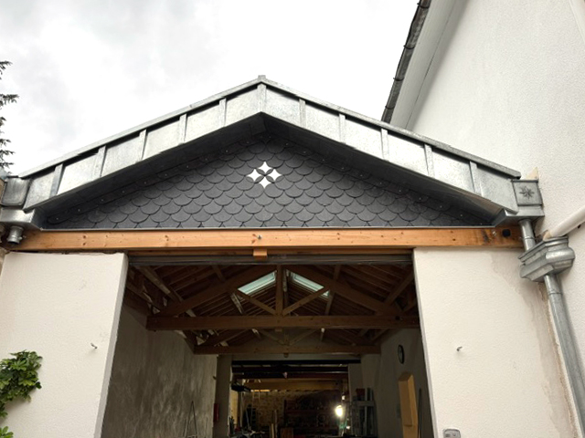 Réalisation birgy couverture couvreur zingueur 13009 d'une rive en zinc à coulisseau et ardoise naturelle